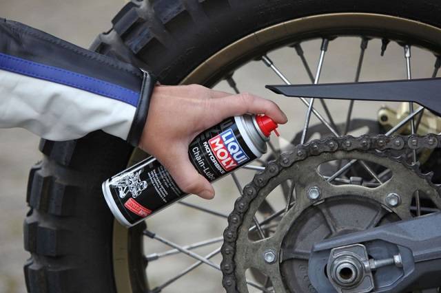 Xịt bảo dưỡng sên xe Liqui Moly Chain Lube bám dính tốt trên bề mặt sên trong mọi điều kiện nhiệt độ (nóng, lạnh, nhập nước)