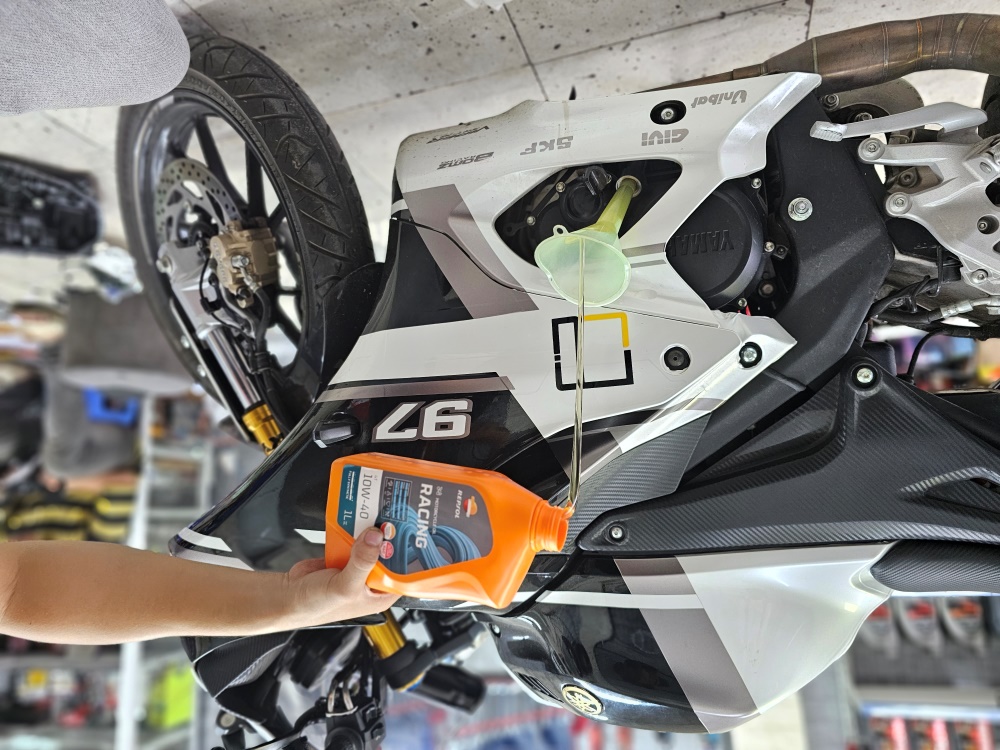 Nhớt Repsol Racing 10W40 với công nghệ hiện đại, bảo vệ và vận hành tối ưu, giúp kéo dài tuổi thọ động cơ.