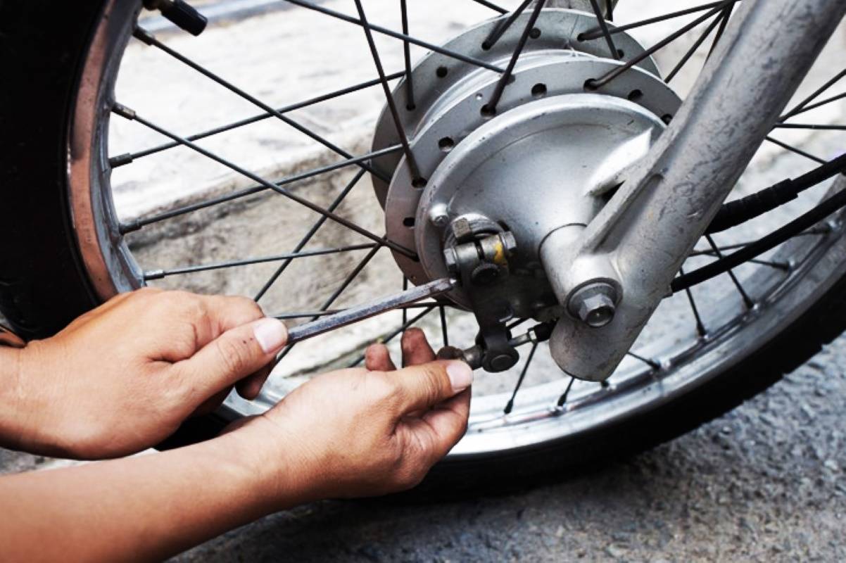 Thông Tin Về Dầu Thắng Xe Máy Phân Khối Lớn 11 Cần thay dầu thắng xe máy định kỳ để đảm bảo an toàn khi tham gia giao thông