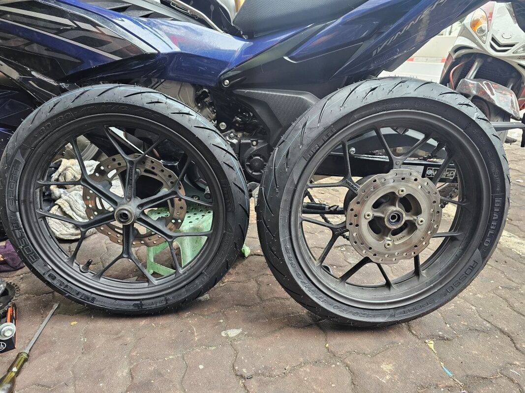 Bật Mí Cách Chọn Mua Vỏ Xe Exciter 150 Nên Thay Vỏ Loại Nào Tốt? 11 Tại Biker Shop Hà Nội có 2 loại chính là Michelin và Pirelli phù hợp với các dòng xe tay ga, xe côn tay hay xe số