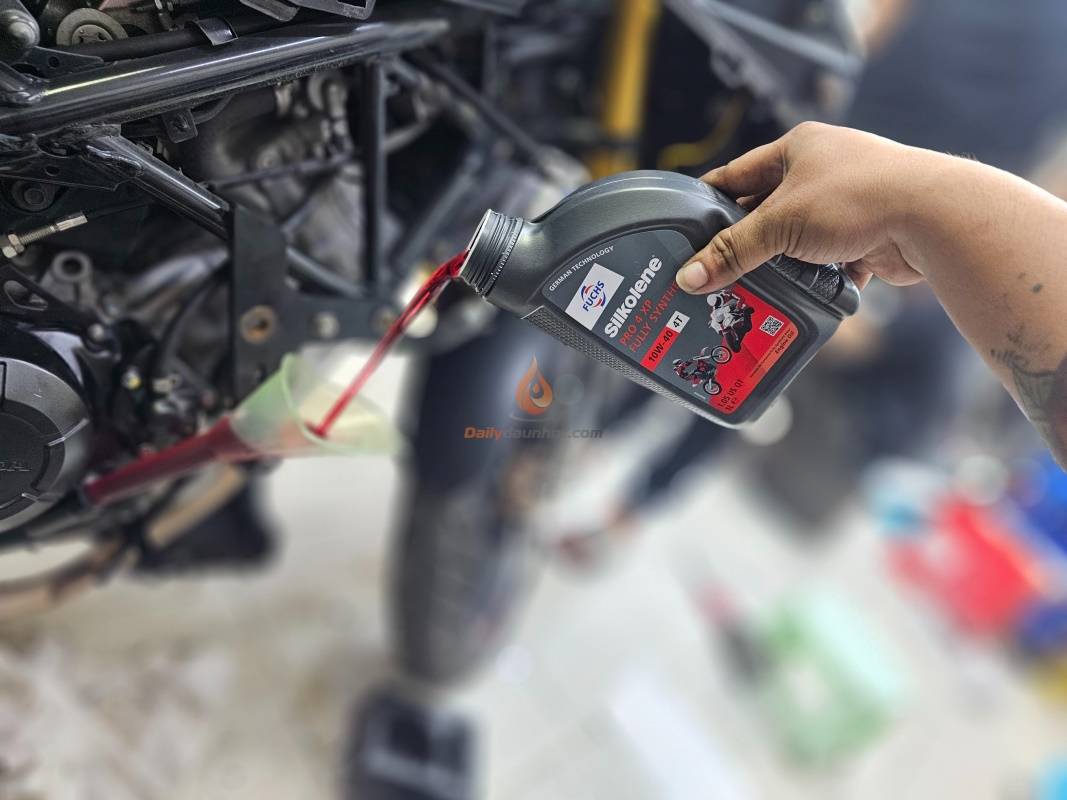 Top 5 dầu nhớt tổng hợp cho xe Honda CB350 H'Ness 13 Nhớ Fuchs Silkolene Pro 4 10w40 cho xe Honda CB350 HNess