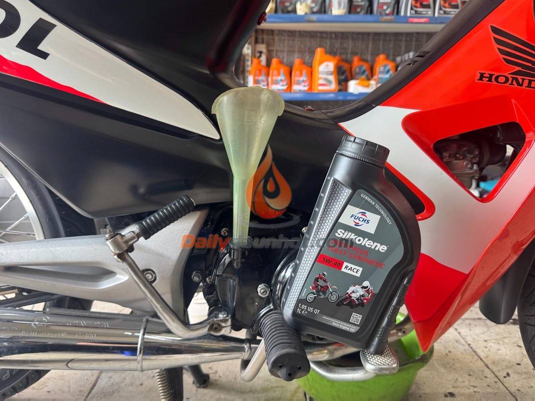 Top 5 dầu nhớt tổng hợp cho xe Honda CB350 H'Ness 17 Nhớt Fuchs Silkolene 5w40 Race cho xe Honda CB350 HNess