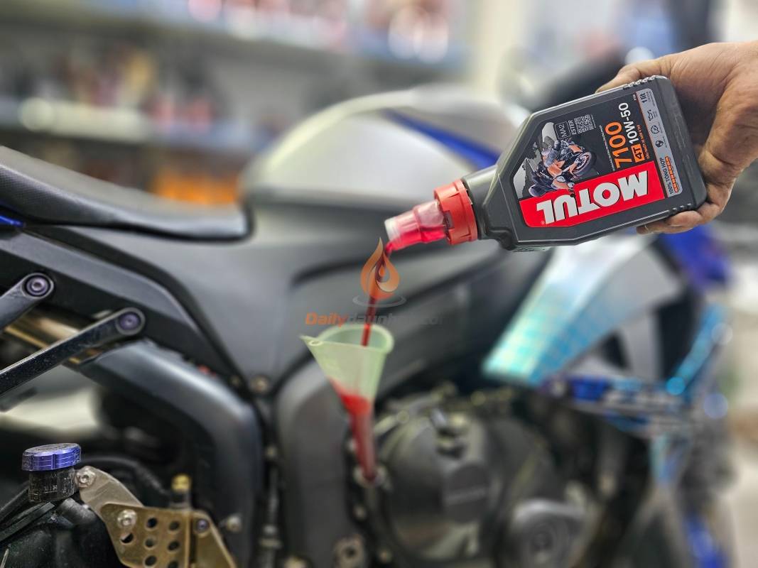 Top 5 dầu nhớt tổng hợp cho xe Honda CB350 H'Ness 21 Nhớt Motul 7100 10w50 dành cho xe Honda CB350 H'Ness