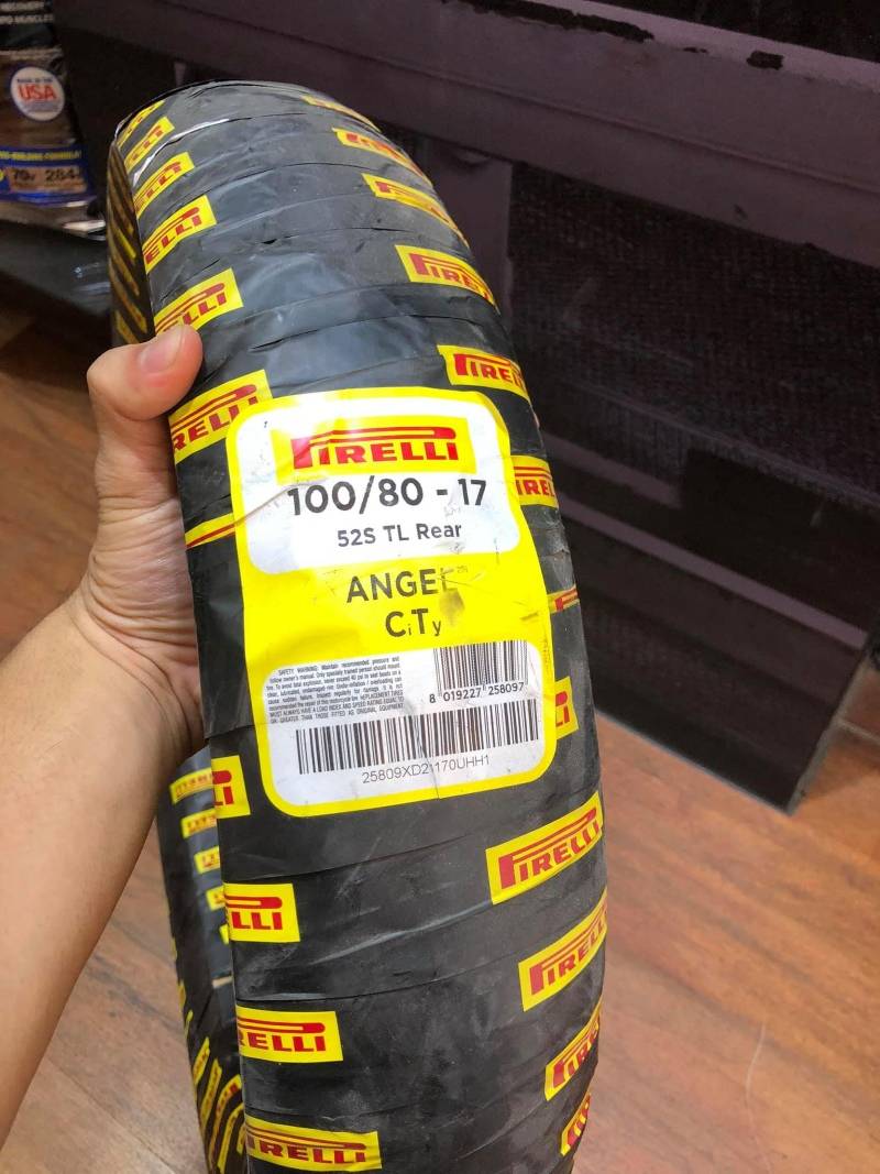 Vỏ xe Pirelli 100/80-17 Angel City sử dụng các loại cao su chất lượng cao, giúp tăng cường độ bám và khả năng kiểm soát xe trên mọi điều kiện đường bằng.