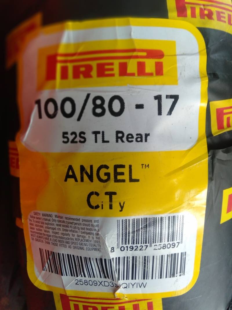 Vỏ xe Pirelli 100/80-17 Angel City được thiết kế với đường vân râu trải dài giúp bám đường hiệu quả