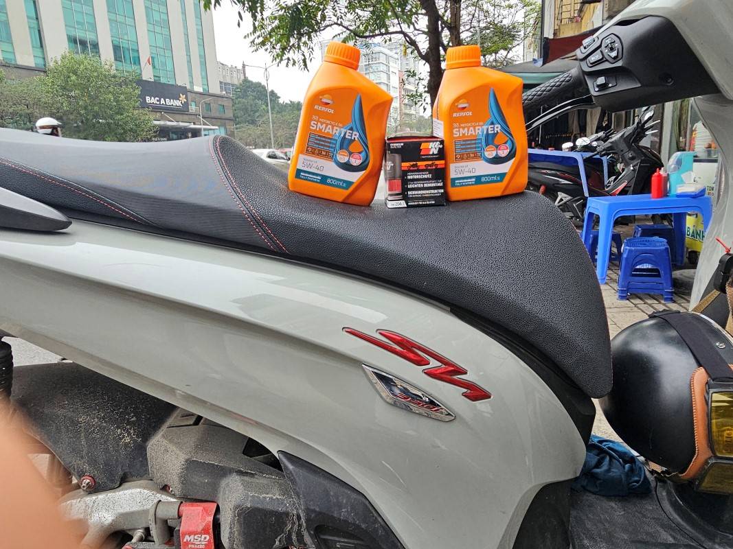 Nhớt Repsol Smarter 5w40 thay cho SH350i tại BikerShopHàNội