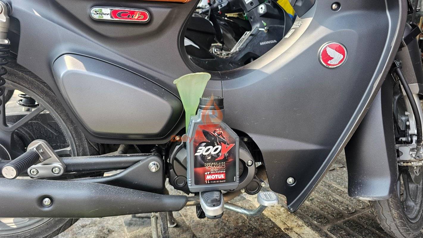 Motul 300v thay cho Honda Super Cub C125