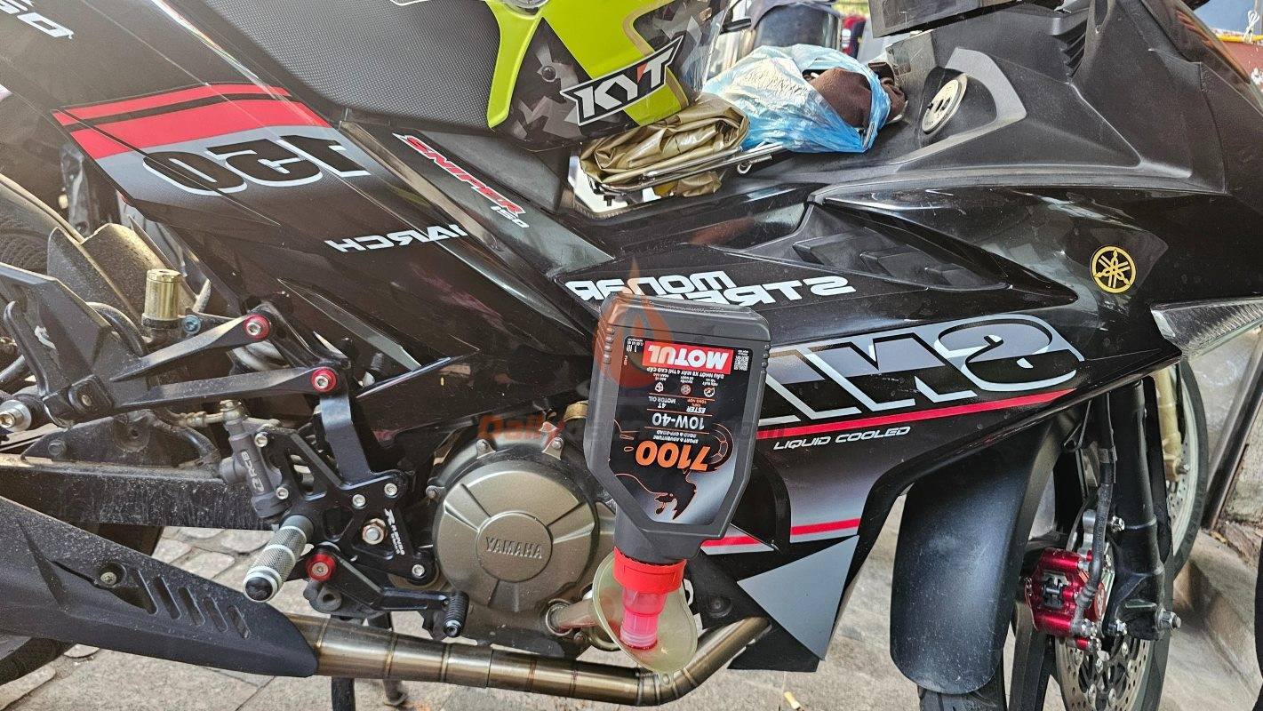 Nhớt Motul 7100 10w40 thay cho Exciter 150 tại Biker Shop Hà Nội