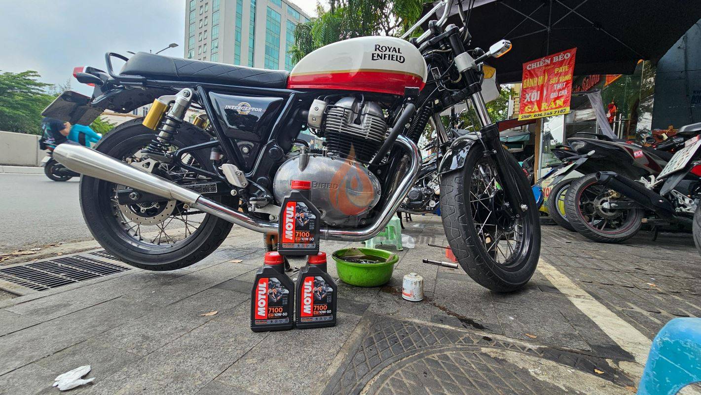 Royal Enfield Interceptor 650 thay Nhớt Motul 7100 10w50