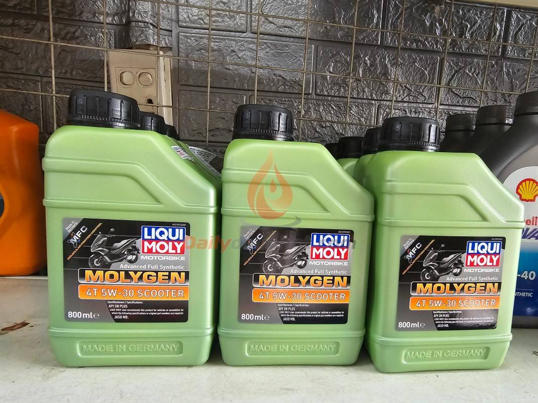 Nhớt Liqui Molygen 4T 5W30 Scooter 800ml có mặt trên kệ dầu tại Biker Shop Hà Nội