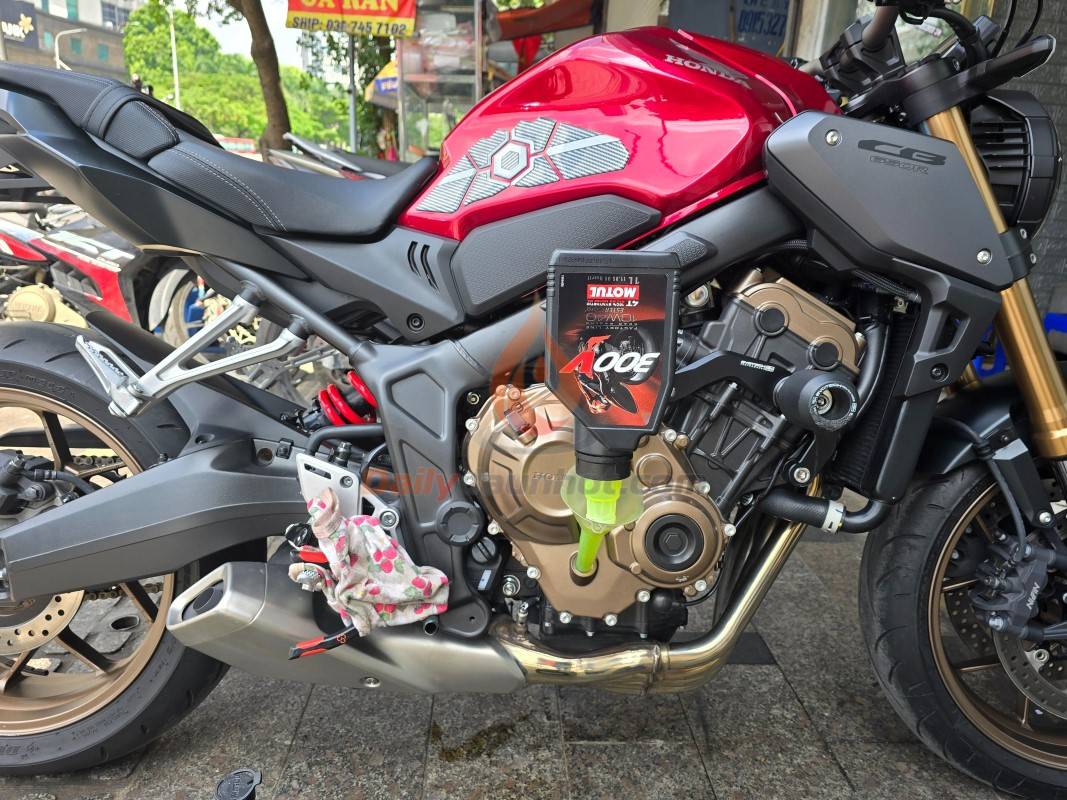 Thay Nhớt Motul 300v cho xe CB650R tại Biker Shop Hà Nội