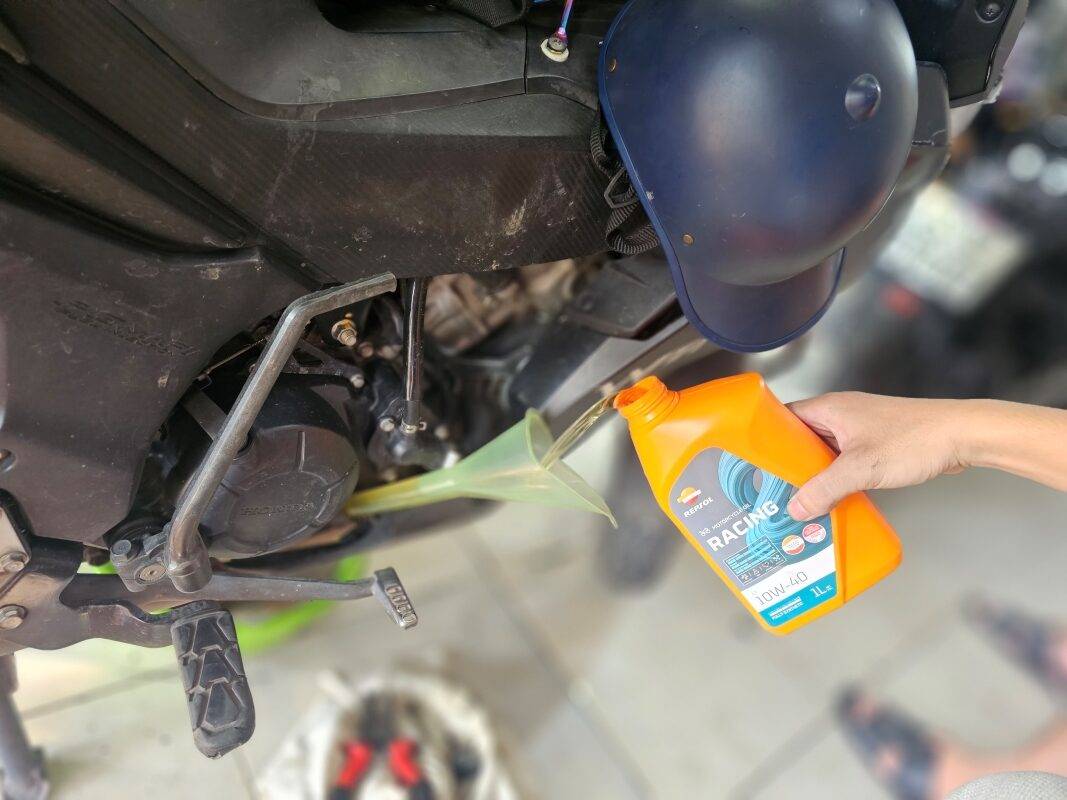 Thay nhớt Repsol Moto Racing 10W40 4T tại Biker Shop Hà Nội