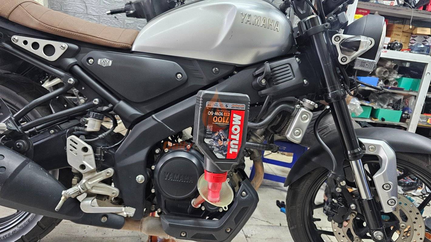 Xe XS155R thay nhớt Motul 7100 10w50 tại Biker Shop Hà Nội