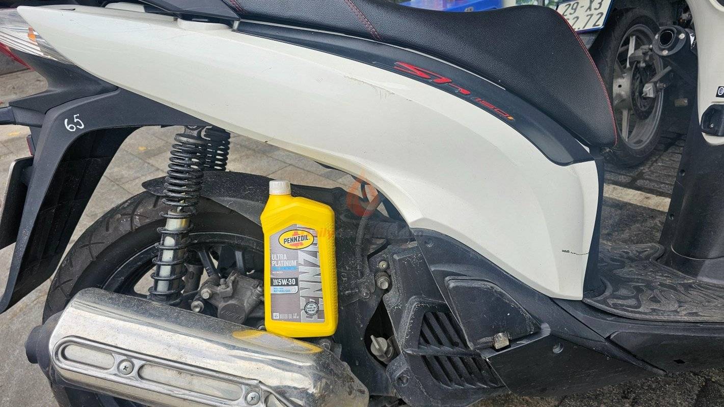 Nhớt Pennzoil Platinum Ultra 5w30 thay cho xe SH tại Biker Shop Hà Nội