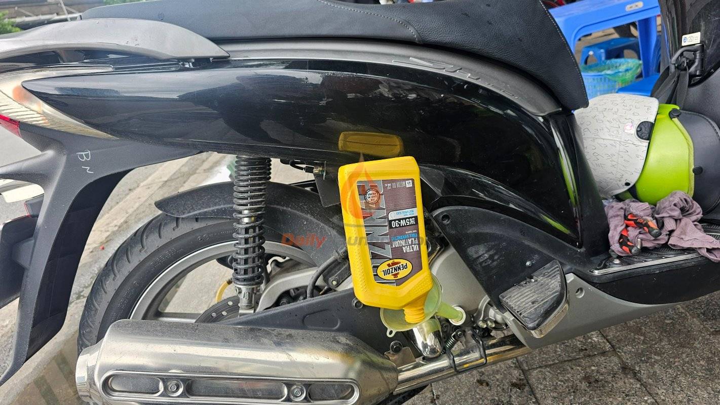 Nhớt Pennzoil Platinum Ultra 5w30 thay cho xe SH150i  tại Biker Shop Hà Nội