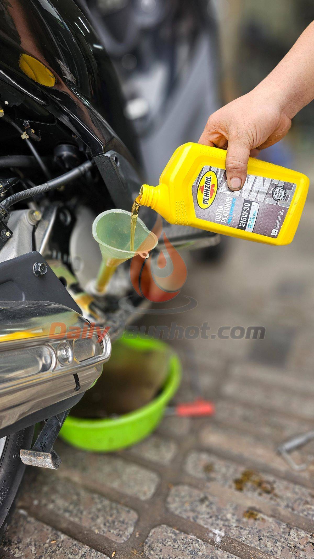 Nhớt Pennzoil Platinum Ultra 5w30 thay cho xe SH160i  tại Biker Shop Hà Nội