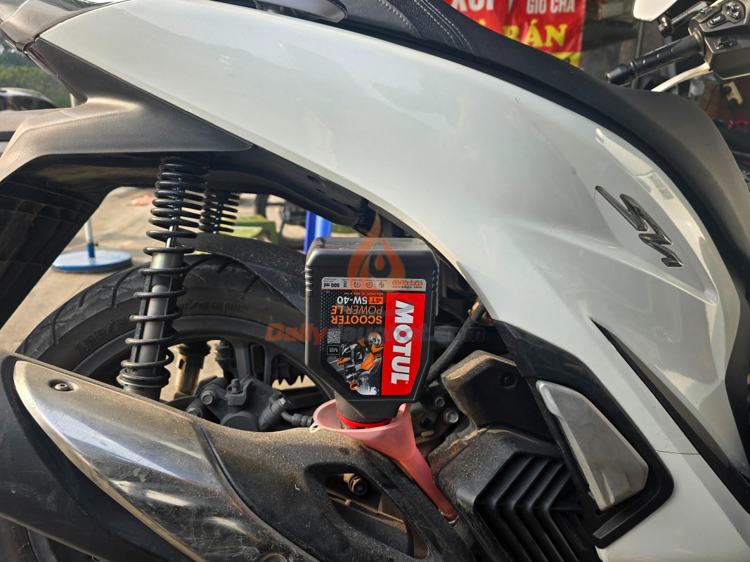 Xe SH350i 2025 thay Motul Scooter Power Le 5w40